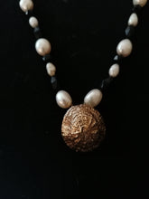 Charger l&#39;image dans la galerie, Collier perles baroques, perles d&#39;eau douce, et perles noir en verre

