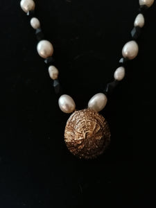 Collier perles baroques, perles d'eau douce, et perles noir en verre