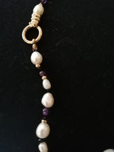 Charger l&#39;image dans la galerie, Collier perles baroques, perles d&#39;eau douce, et perles noir en verre
