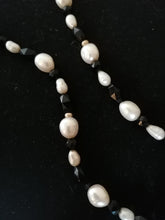 Charger l&#39;image dans la galerie, Collier perles baroques, perles d&#39;eau douce, et perles noir en verre
