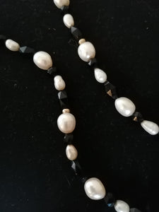 Collier perles baroques, perles d'eau douce, et perles noir en verre