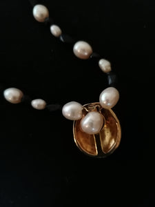 Collier perles baroques, perles d'eau douce, et perles noir en verre
