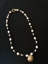 Charger l&#39;image dans la galerie, Collier perles baroques, perles d&#39;eau douce, et perles noir en verre
