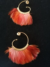 Charger l&#39;image dans la galerie, Gas paire de boucle d&#39;oreille doré avec plume, parfait état
