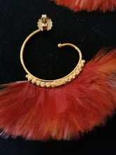 Charger l&#39;image dans la galerie, Gas paire de boucle d&#39;oreille doré avec plume, parfait état
