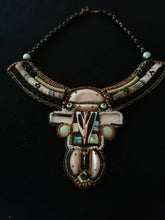 Charger l&#39;image dans la galerie, Collier nacre et coquillage sur cuir, travail artisanal
