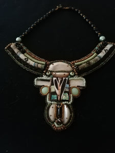 Collier nacre et coquillage sur cuir, travail artisanal