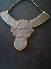 Charger l&#39;image dans la galerie, Collier nacre et coquillage sur cuir, travail artisanal
