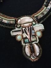 Charger l&#39;image dans la galerie, Collier nacre et coquillage sur cuir, travail artisanal
