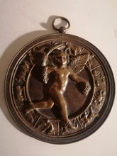 Charger l&#39;image dans la galerie, Disque en bronze, ange moissonneur sur cadran zodiaque ancien. 
