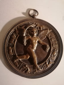 Disque en bronze, ange moissonneur sur cadran zodiaque ancien. 