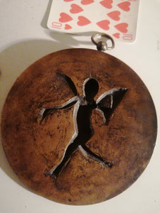 Disque en bronze, ange moissonneur sur cadran zodiaque ancien. 