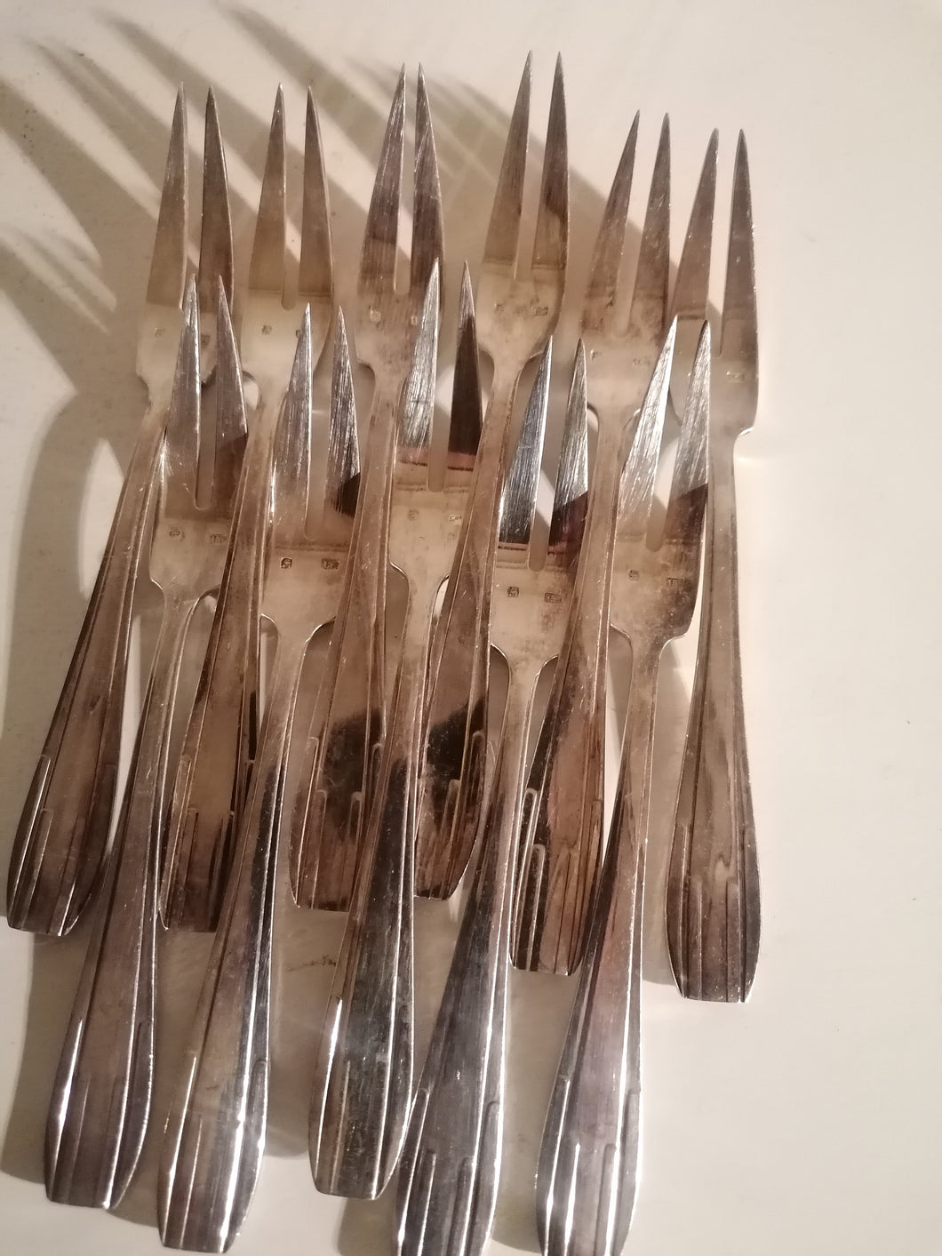 Série de 10 fourchettes à escargot argenté, modèle Art Déco