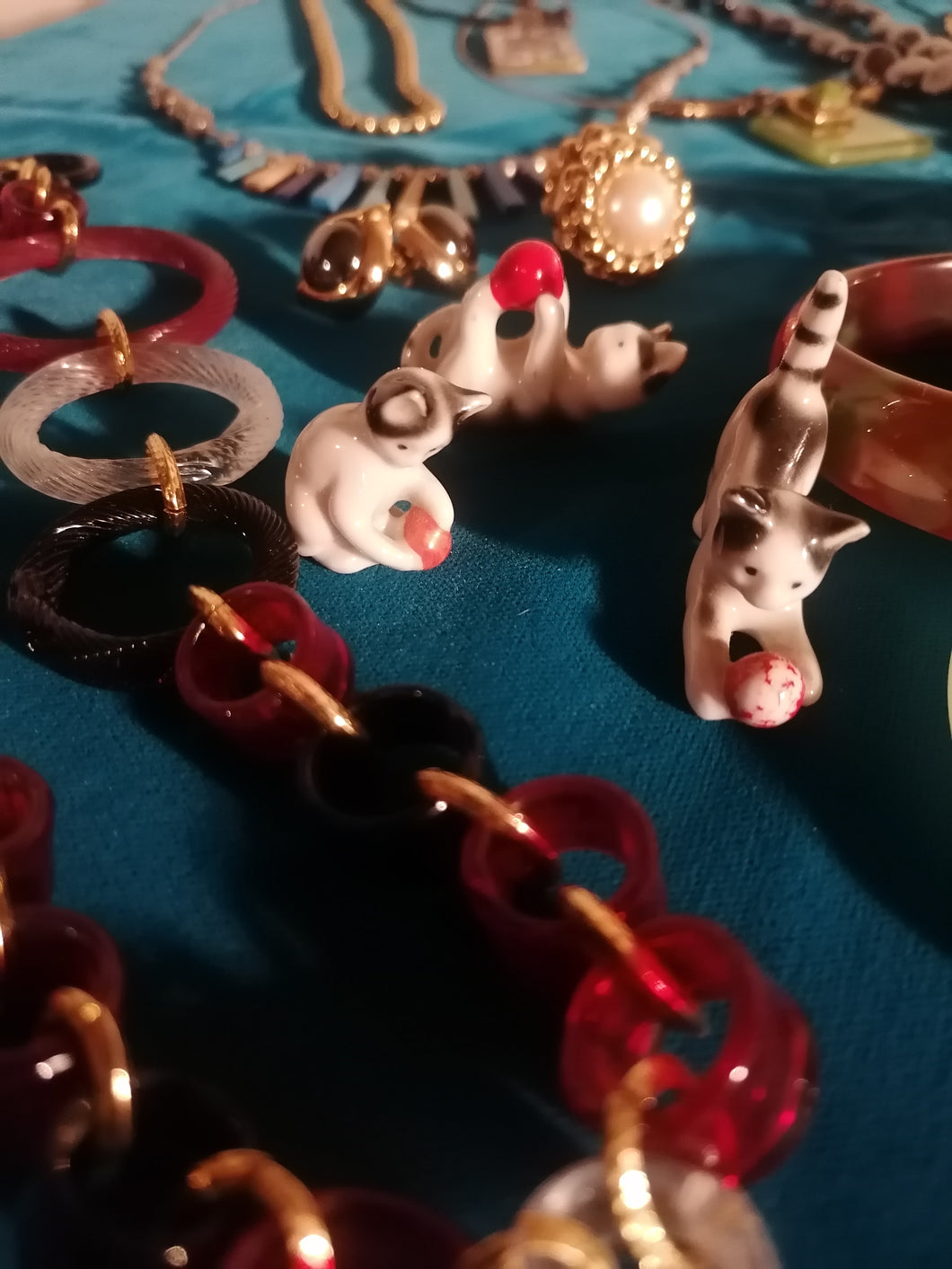 3 petits chats qui jouent en porcelaine. 