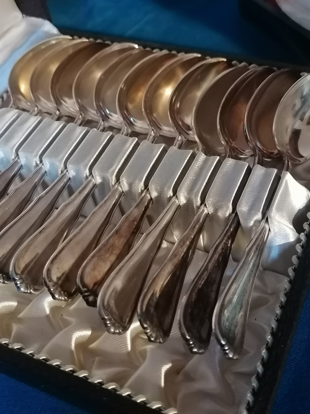 Jezler modèle princesse série de 12 cuillères à thé en argent massif, avec son coffret. 