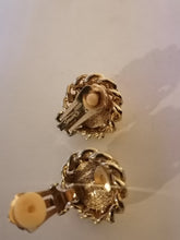 Charger l&#39;image dans la galerie, Grossé paire de clip d&#39;oreille doré vintage. 
