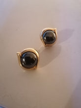 Charger l'image dans la galerie, Napier USA clou d'oreille doré et hématite, bijoux vintage 
