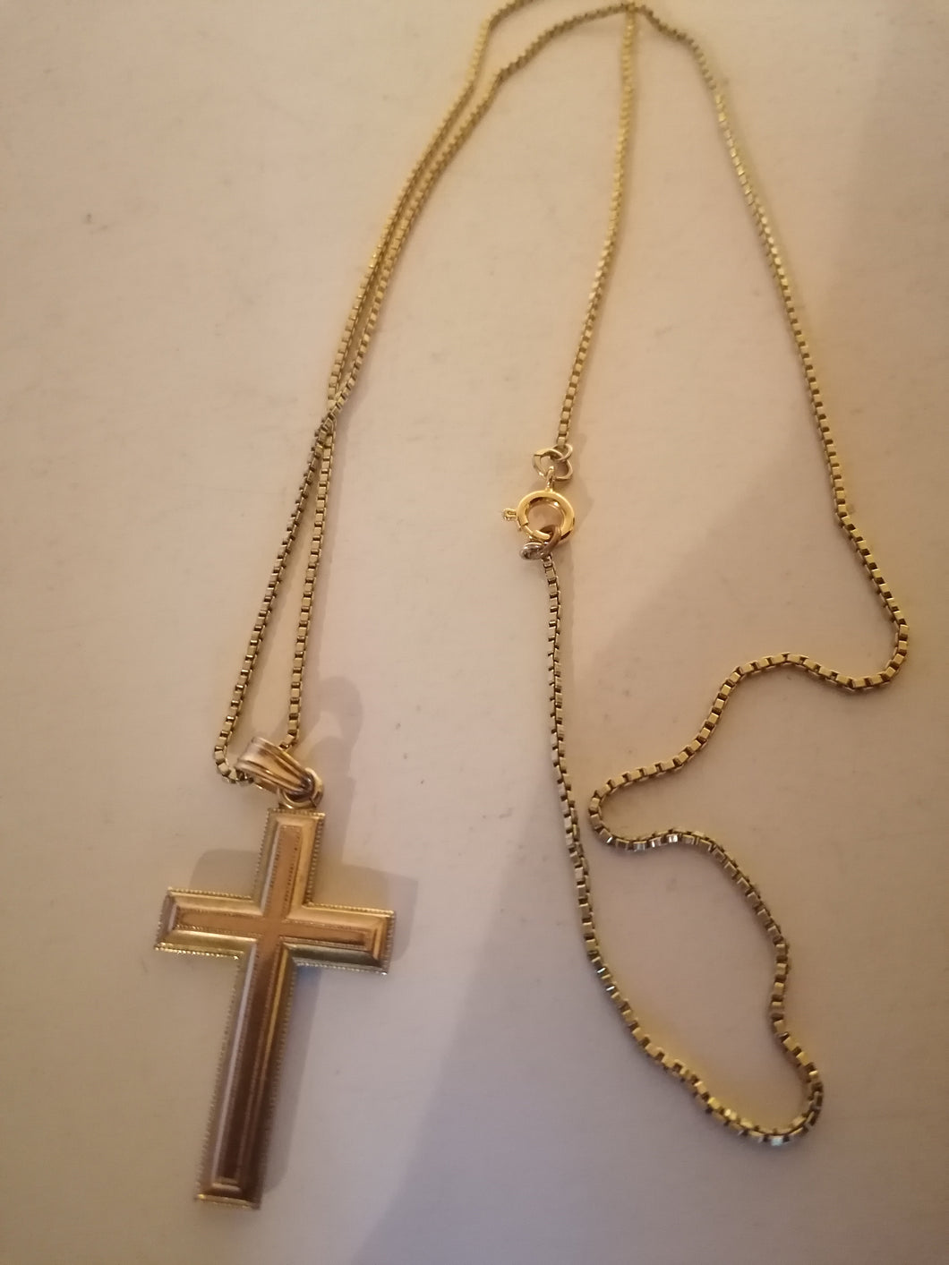 Croix avec chaîne doré laminé