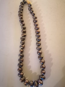 Collier perle baroque foncé d'eau douce. 