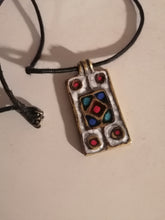 Charger l&#39;image dans la galerie, Pendentif en bronze émailé, probablement de L&#39;artiste St luc
