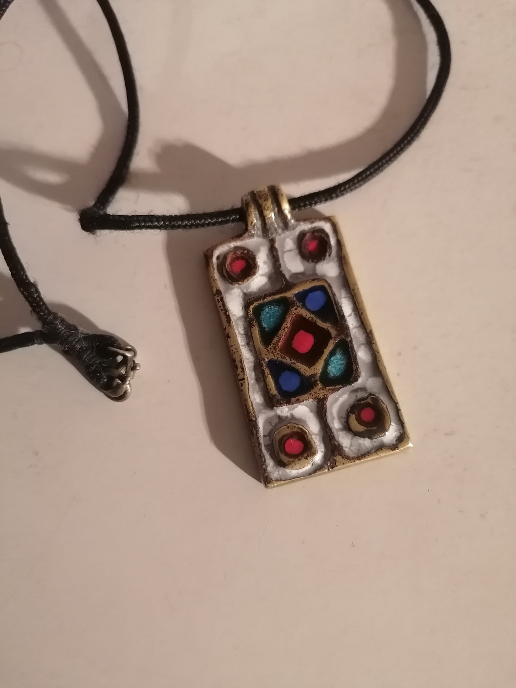 Pendentif en bronze émailé, probablement de L'artiste St luc