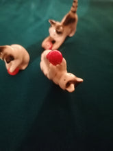 Charger l&#39;image dans la galerie, 3 petits chats qui jouent en porcelaine. 
