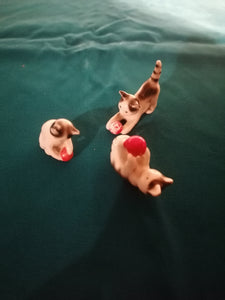 3 petits chats qui jouent en porcelaine. 