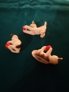 3 petits chats qui jouent en porcelaine. 