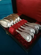 Charger l&#39;image dans la galerie, Christofle coquille Louis XIV série de 6 cuillères à dessert argenté avec son écrin
