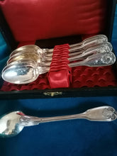Charger l&#39;image dans la galerie, Christofle coquille Louis XIV série de 6 cuillères à dessert argenté avec son écrin
