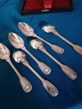 Charger l&#39;image dans la galerie, Christofle coquille Louis XIV série de 6 cuillères à dessert argenté avec son écrin
