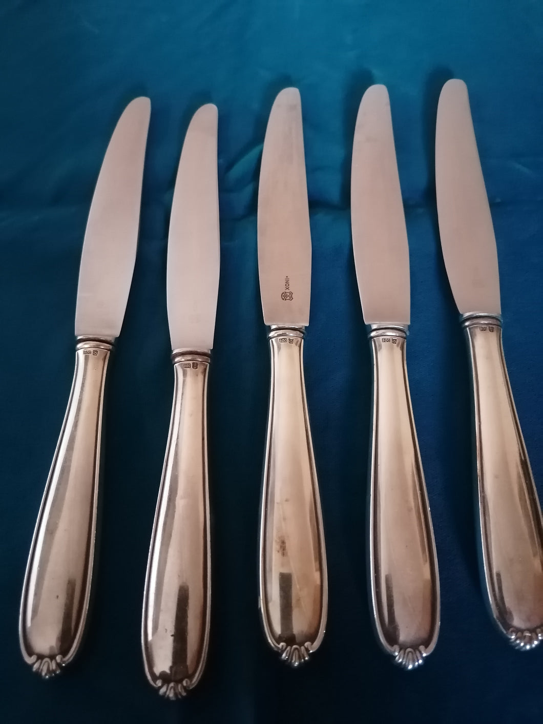 Jezler modèle princesse, série de 5 couteaux manche argent et lame inox. 