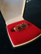 Charger l&#39;image dans la galerie, Argent doré et cristaux de bohème rouge, paire de clou d&#39;oreille. Parfait état, XXème 
