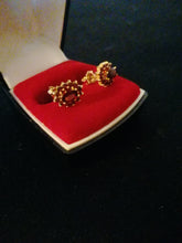 Charger l&#39;image dans la galerie, Argent doré et cristaux de bohème rouge, paire de clou d&#39;oreille. Parfait état, XXème 
