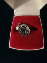 Charger l&#39;image dans la galerie, Pendentif ancien argent doré et cristaux de bohème taillé. Poinçons Tchécoslovaquie 1950 titre argent 0.835

