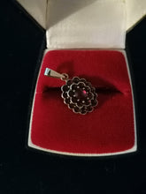 Charger l&#39;image dans la galerie, Pendentif ancien argent doré et cristaux de bohème taillé. Poinçons Tchécoslovaquie 1950 titre argent 0.835

