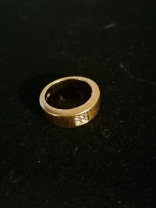 Bague en argent massif doré et cristaux taillé.