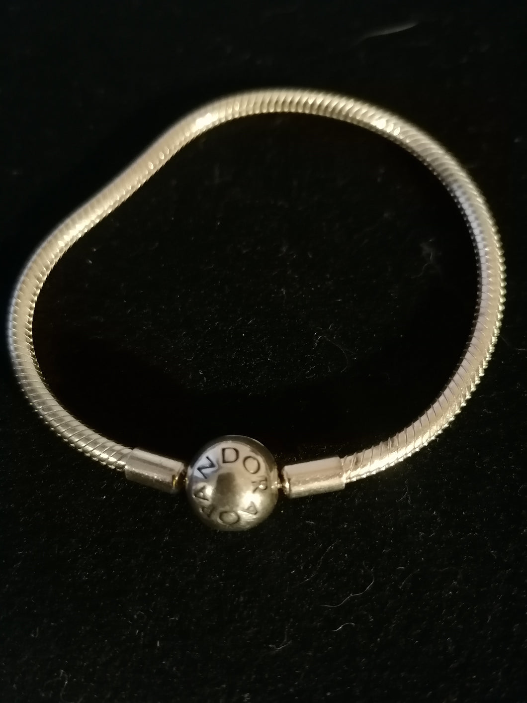 Pandora bracelet en argent massif avec son astucieux fermoir. 