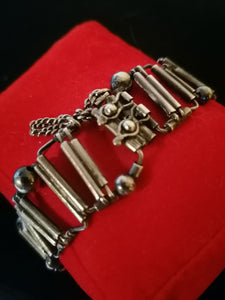 Bracelet ancien, création artiste à identifier, jolie travail en décalé. Argent 0.800