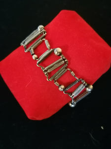 Bracelet ancien, création artiste à identifier, jolie travail en décalé. Argent 0.800