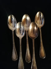 Charger l&#39;image dans la galerie, Christofle ruban louis XVI série de 5 grandes cuillères à soupe. Non monogrammé et parfait état. 
