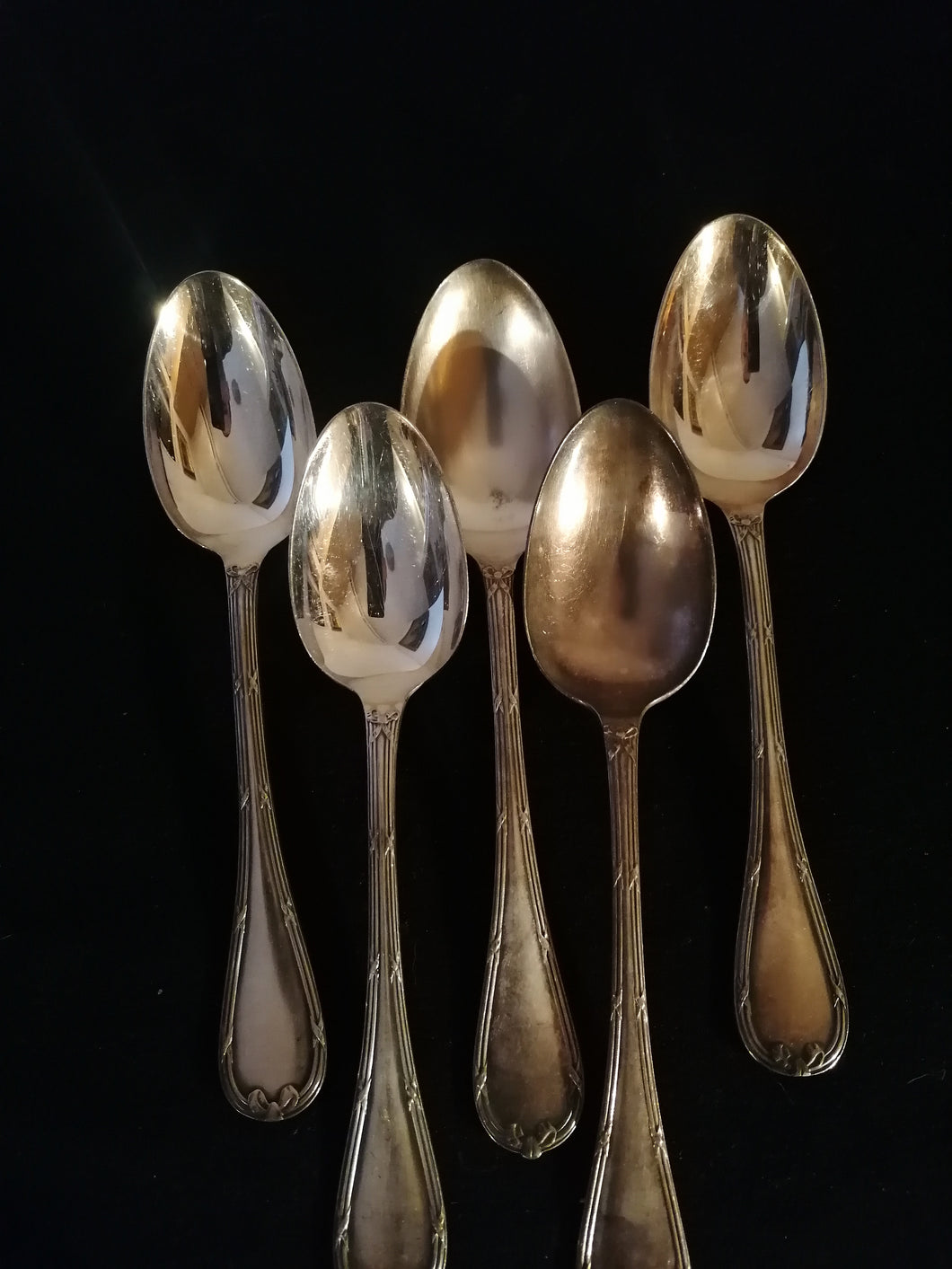 Christofle ruban louis XVI série de 5 grandes cuillères à soupe. Non monogrammé et parfait état. 