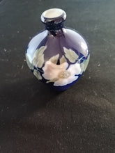 Charger l&#39;image dans la galerie, Royal Copenhague petit vase en porcelaine peinte, décors fleurs
