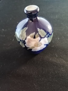 Royal Copenhague petit vase en porcelaine peinte, décors fleurs