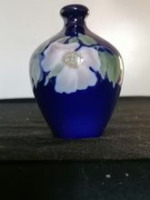 Charger l&#39;image dans la galerie, Royal Copenhague petit vase en porcelaine peinte, décors fleurs
