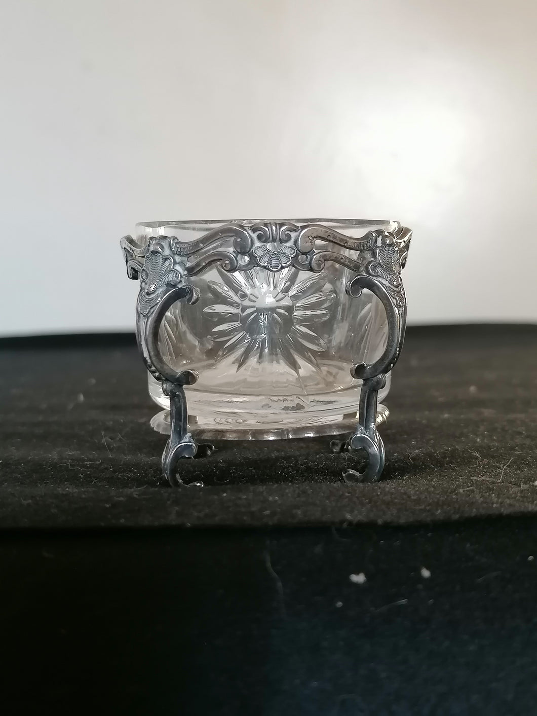 Salière en argent massif, style Louis XV avec son gobelet en cristal taillé.