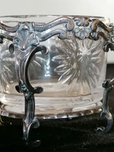 Charger l&#39;image dans la galerie, Salière en argent massif, style Louis XV avec son gobelet en cristal taillé.
