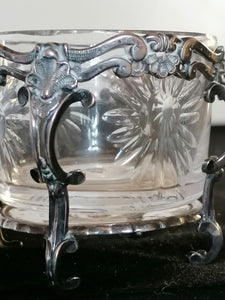 Salière en argent massif, style Louis XV avec son gobelet en cristal taillé.