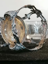 Charger l&#39;image dans la galerie, Salière en argent massif, style Louis XV avec son gobelet en cristal taillé.
