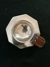 Charger l&#39;image dans la galerie, Passoir à thé Art Déco en métal argenté, poignée en bois massif. 
